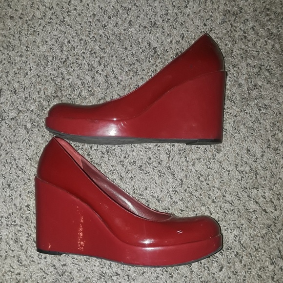 BCBGirls red patent leather wedges - Picture 2 of 4